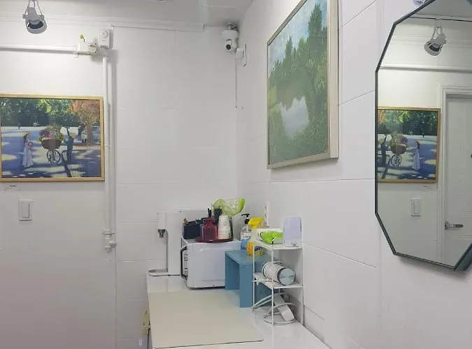Caricature House Hostel *